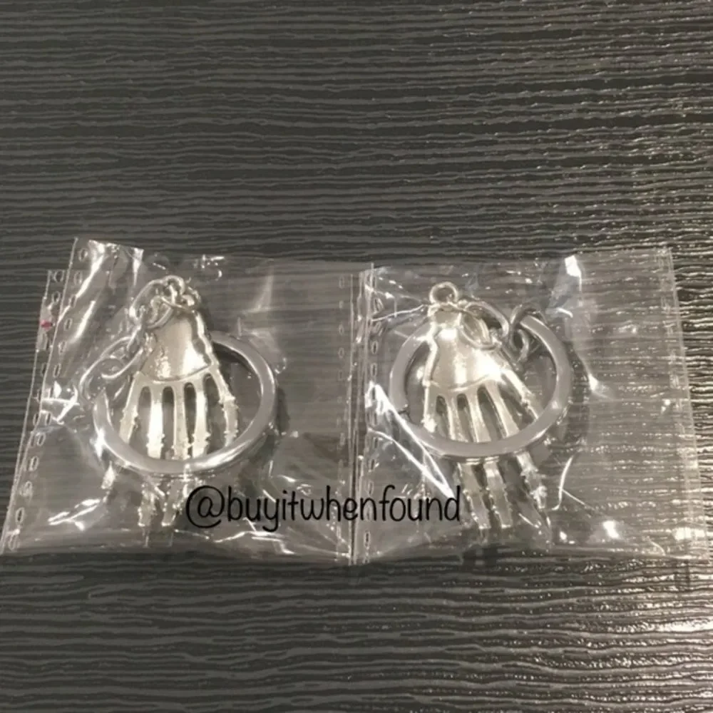 Skeleton Hand Gothic Skull Keychains - Picture 4 of 10